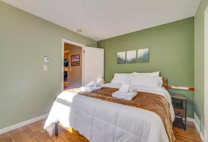 Forest View Poconos Cabin W/ Resort Amenities
