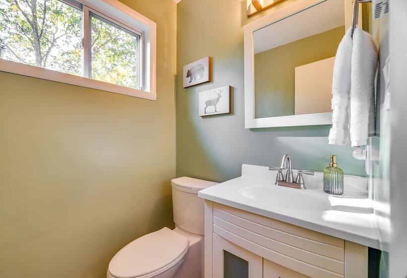 Forest View Poconos Cabin W/ Resort Amenities