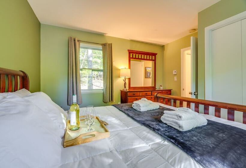 Forest View Poconos Cabin W/ Resort Amenities