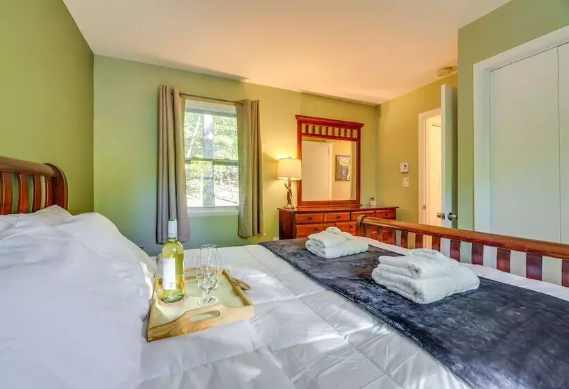 Forest View Poconos Cabin W/ Resort Amenities