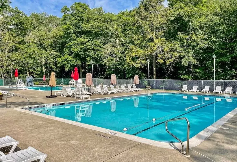 Forest View Poconos Cabin W/ Resort Amenities