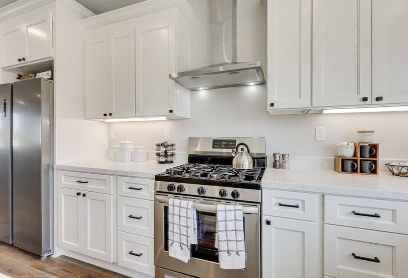 Modern Santa Rosa Retreat Close To Wineries!