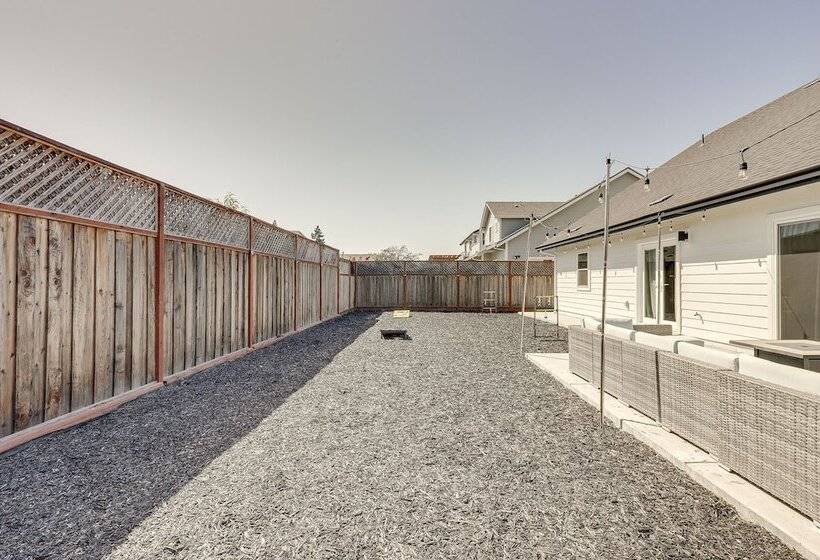 Modern Santa Rosa Retreat Close To Wineries!