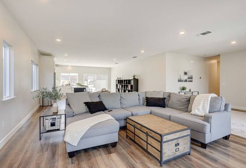 Modern Santa Rosa Retreat Close To Wineries!