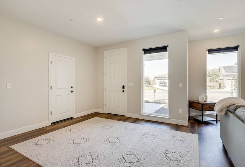 Modern Santa Rosa Retreat Close To Wineries!