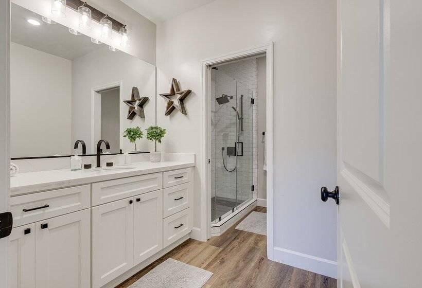 Modern Santa Rosa Retreat Close To Wineries!