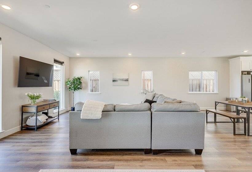 Modern Santa Rosa Retreat Close To Wineries!