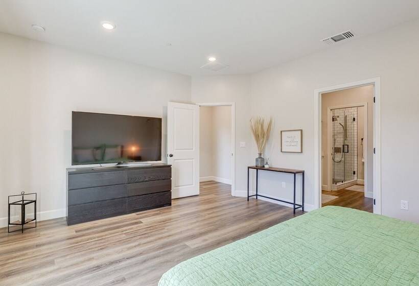 Modern Santa Rosa Retreat Close To Wineries!