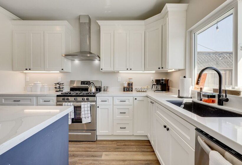 Modern Santa Rosa Retreat Close To Wineries!