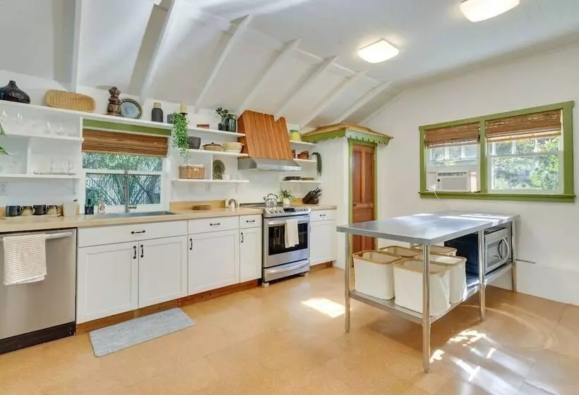 Mount Dora Home: Private Pool, Spa & Tropical Bar!