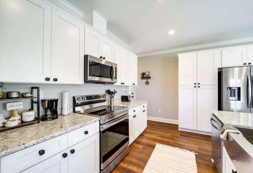 Peaceful Butler Hideaway At The Pond