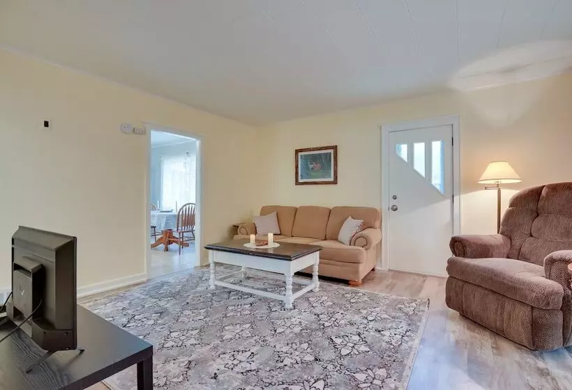 Peaceful Saint Germain Home W/ Fire Pit!