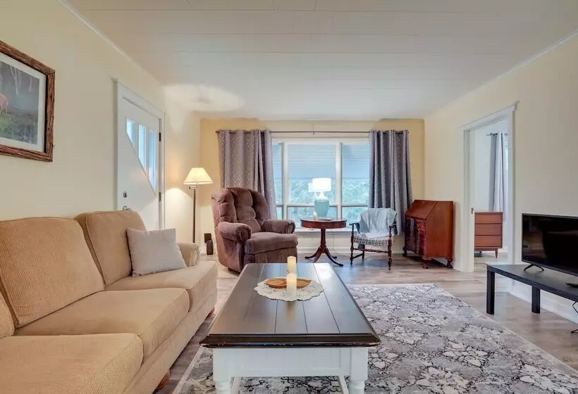 Peaceful Saint Germain Home W/ Fire Pit!