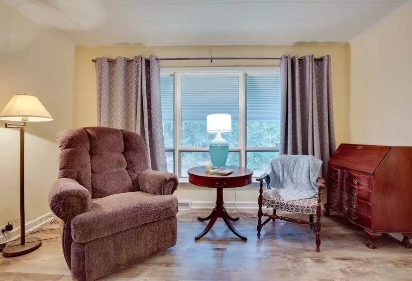 Peaceful Saint Germain Home W/ Fire Pit!