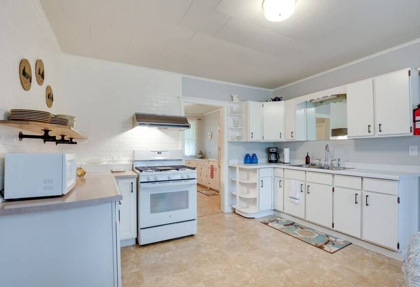 Peaceful Saint Germain Home W/ Fire Pit!