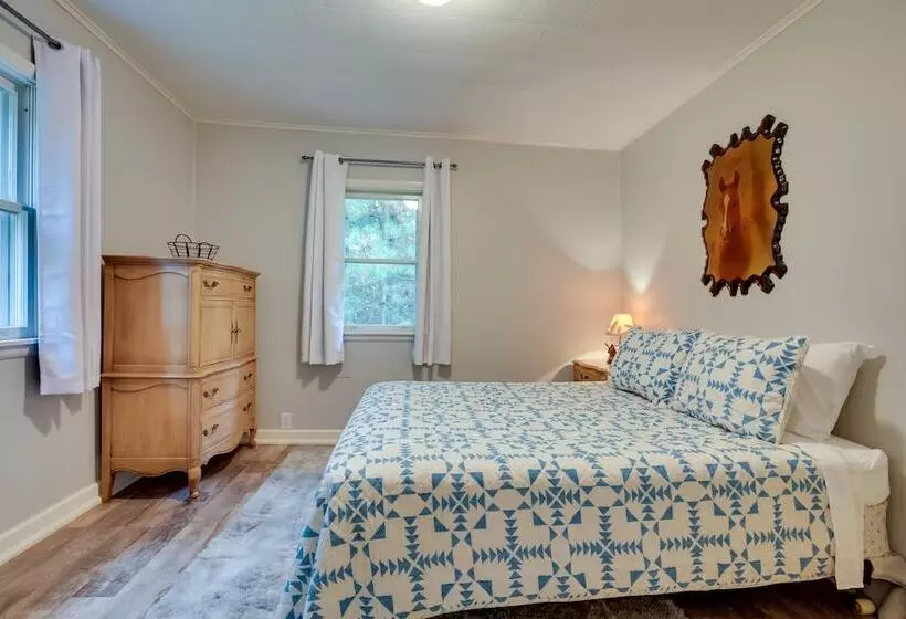 Peaceful Saint Germain Home W/ Fire Pit!