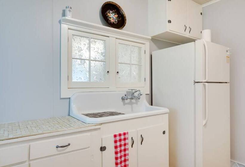 Peaceful Saint Germain Home W/ Fire Pit!