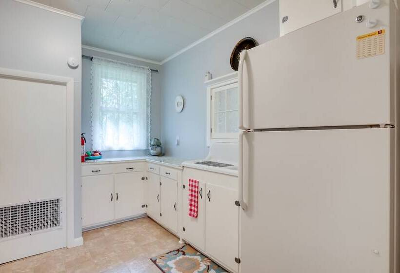 Peaceful Saint Germain Home W/ Fire Pit!