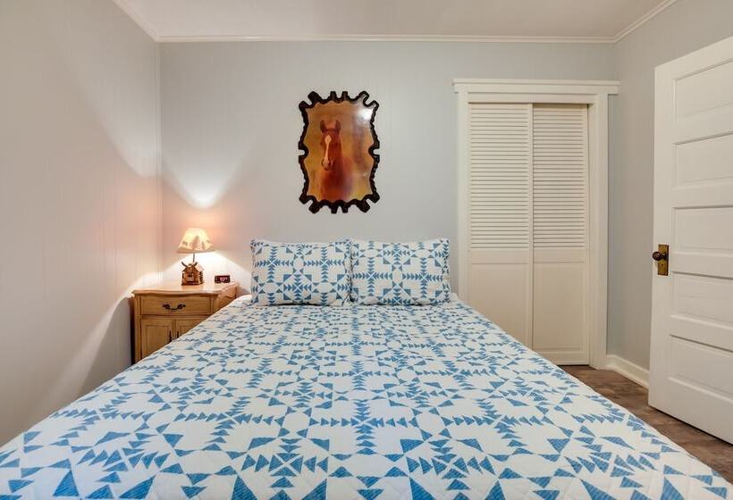 Peaceful Saint Germain Home W/ Fire Pit!