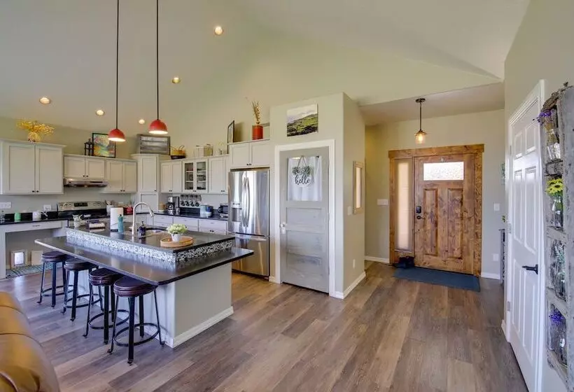 Pet Friendly Stevensville Home W/ Mountain Views!