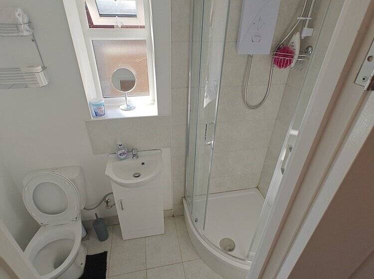 Резиденция 4 Bed House In Southampton Ideal For Contractors