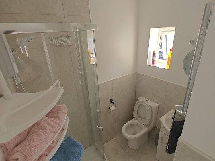 Резиденция 4 Bed House In Southampton Ideal For Contractors