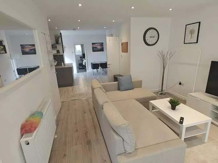レジデンス 4 Bed House In Southampton Ideal For Contractors