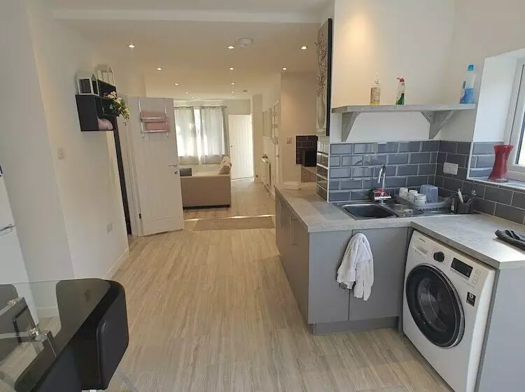 レジデンス 4 Bed House In Southampton Ideal For Contractors