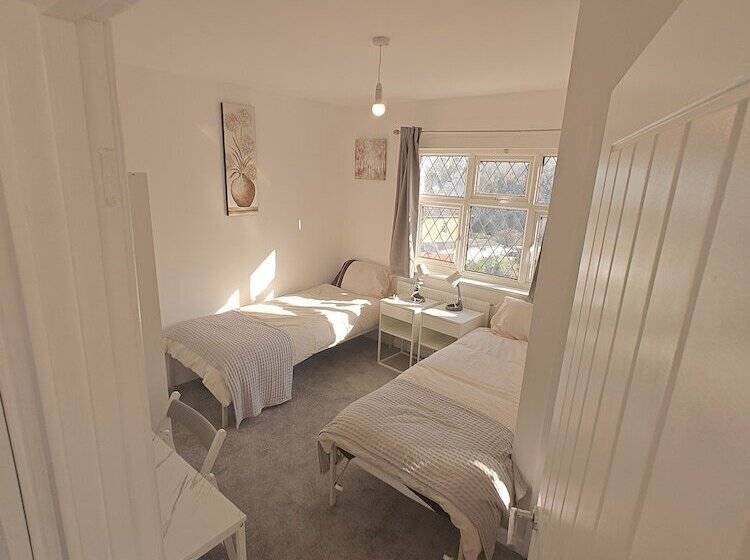 Резиденция 4 Bed House In Southampton Ideal For Contractors