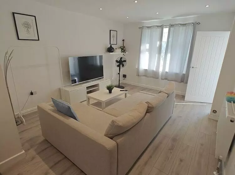 レジデンス 4 Bed House In Southampton Ideal For Contractors