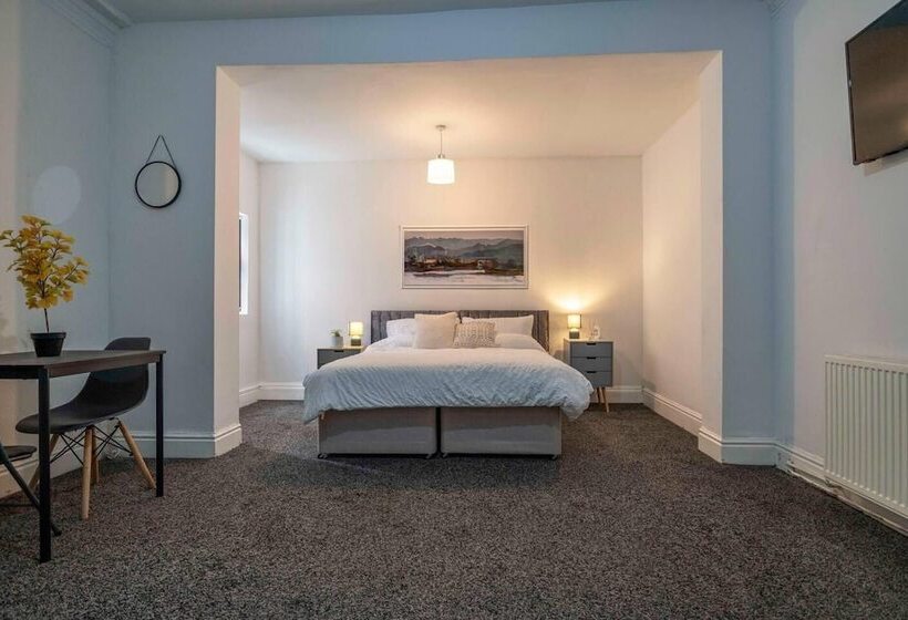 Residens Lovely 13 Bed House In Coventry