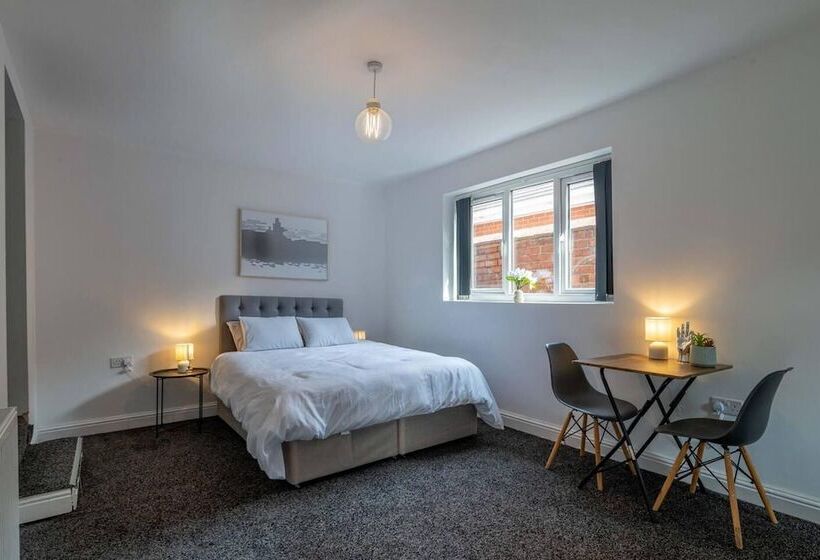 Residens Lovely 13 Bed House In Coventry