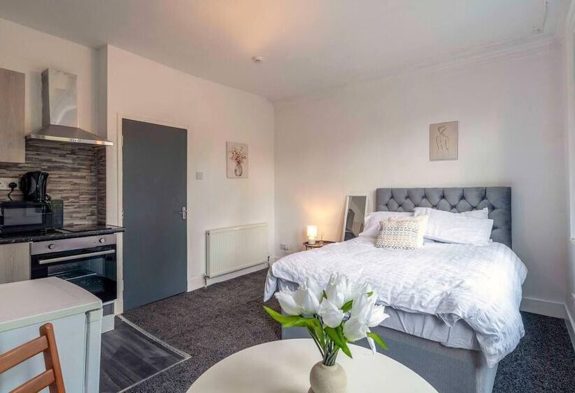 Residens Lovely 13 Bed House In Coventry