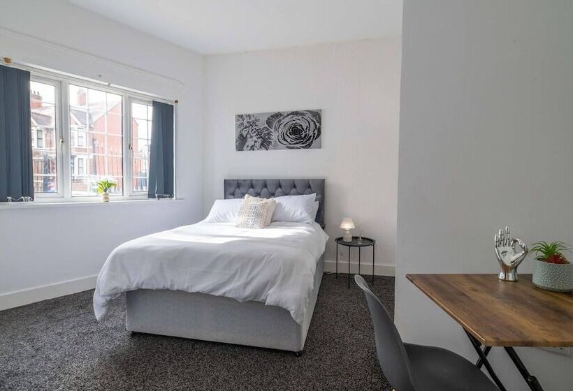 Residens Lovely 13 Bed House In Coventry