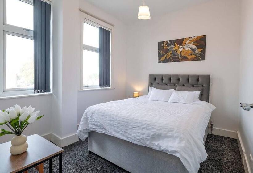 Residens Lovely 13 Bed House In Coventry