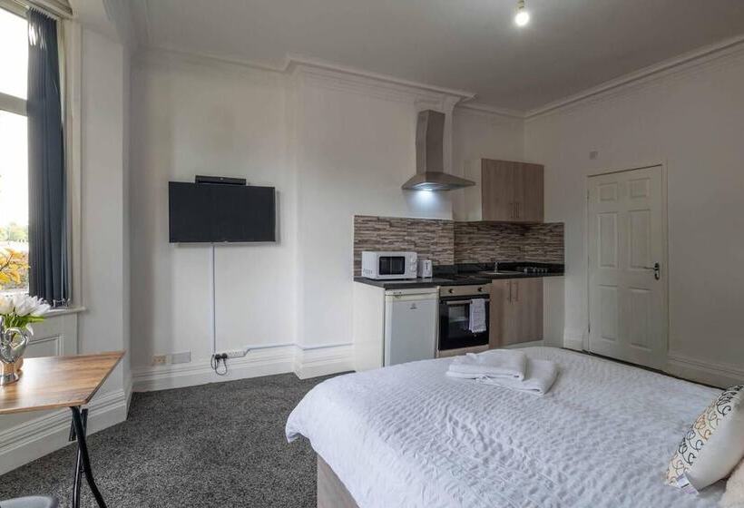 Residens Lovely 13 Bed House In Coventry