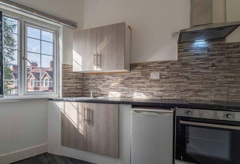 Residens Lovely 13 Bed House In Coventry