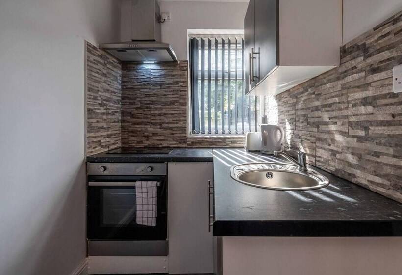 Residens Lovely 13 Bed House In Coventry