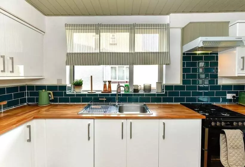 اقامتگاه Stunning 3 Bed House In Cardiff With Free Parking!