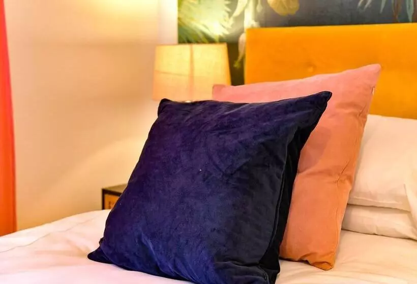 اقامتگاه Stunning 3 Bed House In Cardiff With Free Parking!