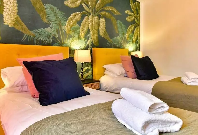 اقامتگاه Stunning 3 Bed House In Cardiff With Free Parking!