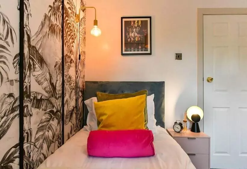 اقامتگاه Stunning 3 Bed House In Cardiff With Free Parking!