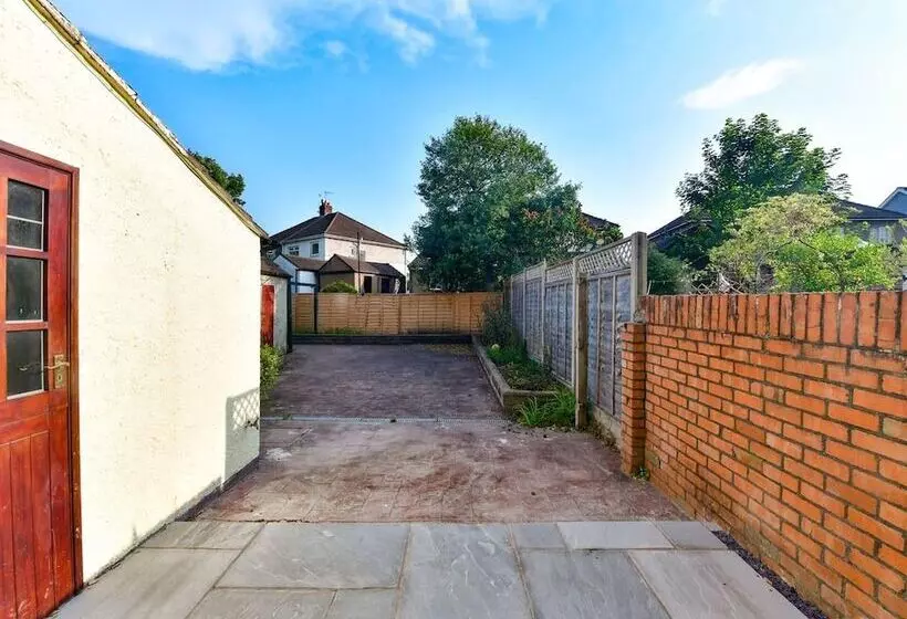 اقامتگاه Stunning 3 Bed House In Cardiff With Free Parking!