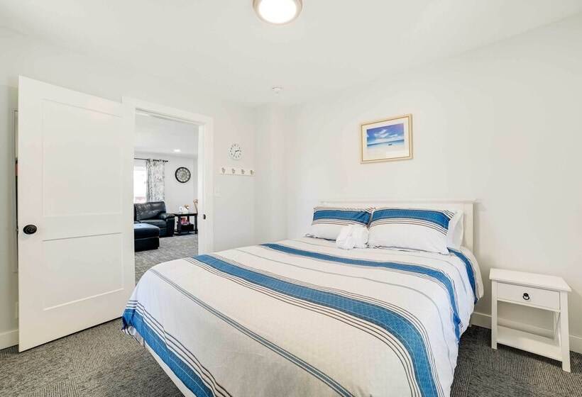 Dom Rodzinny Lakeview Getaway   Walk To Lake Huron