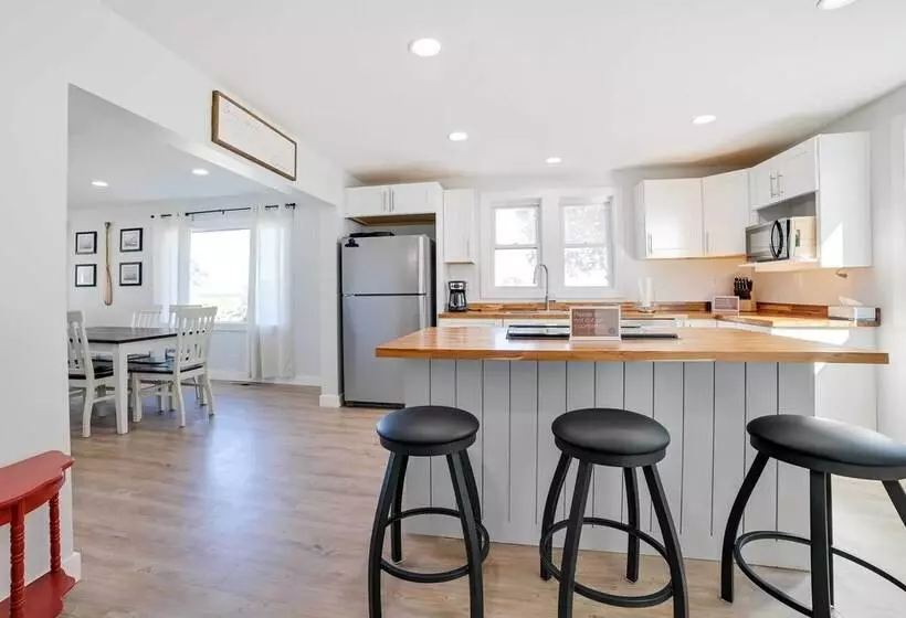 Dom Rodzinny Lakeview Getaway   Walk To Lake Huron