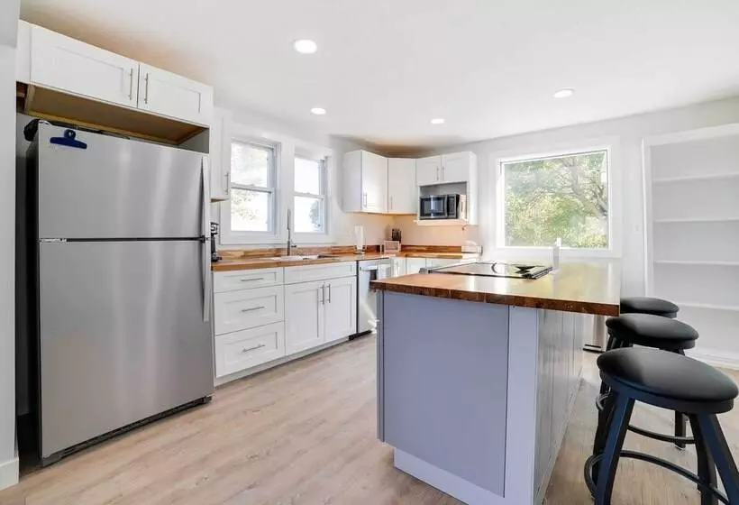 Dom Rodzinny Lakeview Getaway   Walk To Lake Huron