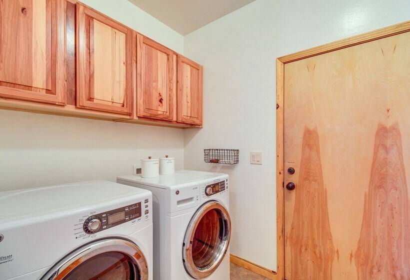 Pet Friendly Show Low Cabin W/ 1 Acre Fenced Yard!