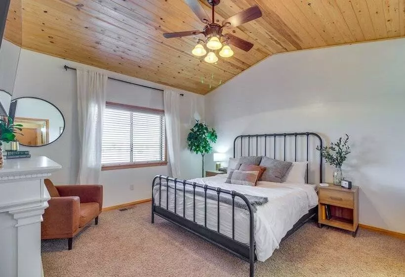 Pet Friendly Show Low Cabin W/ 1 Acre Fenced Yard!