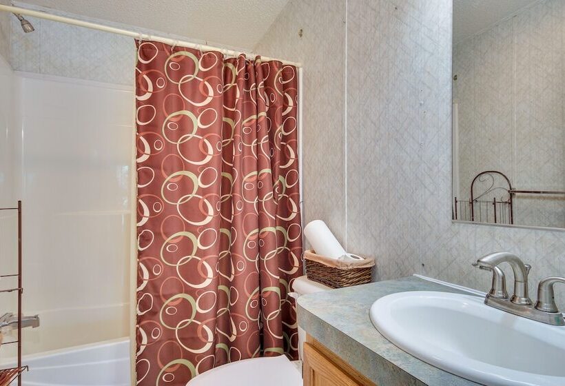 Spacious South Carolina Abode W/ Hot Tub & Grill!