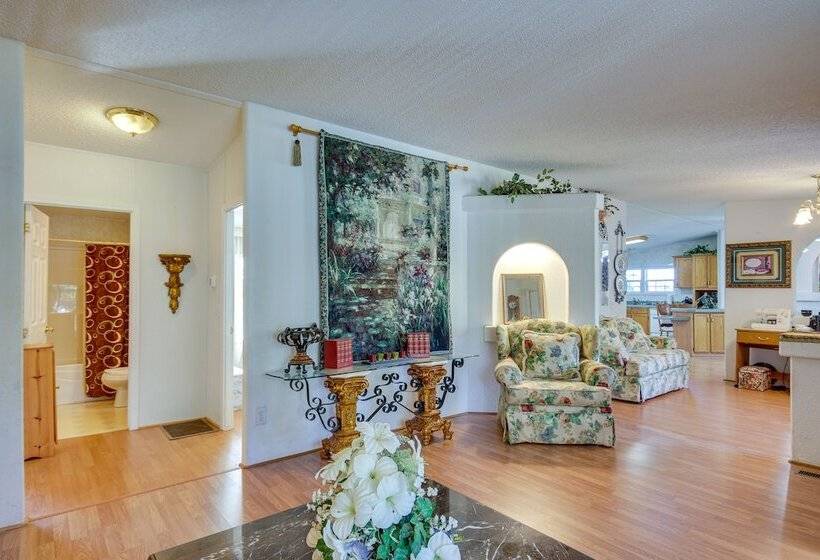 Spacious South Carolina Abode W/ Hot Tub & Grill!